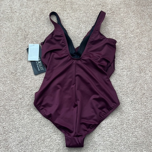 NWT Miraclesuit V Neck Burgundy Wireless Ruched One Piece Swimsuit - Size 14 - Picture 3 of 8